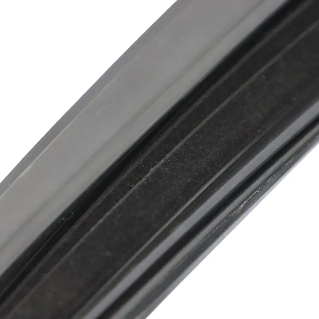 Joint de rail de guidage de la fenêtre avant droite pour Mercedes W205 à propos du numéro de pièce A2057256700 Mercedes W205 Joint de rail de guidage de la fenêtre avant droite - SKU A2057256700 - Numéro de pièce A2057256700