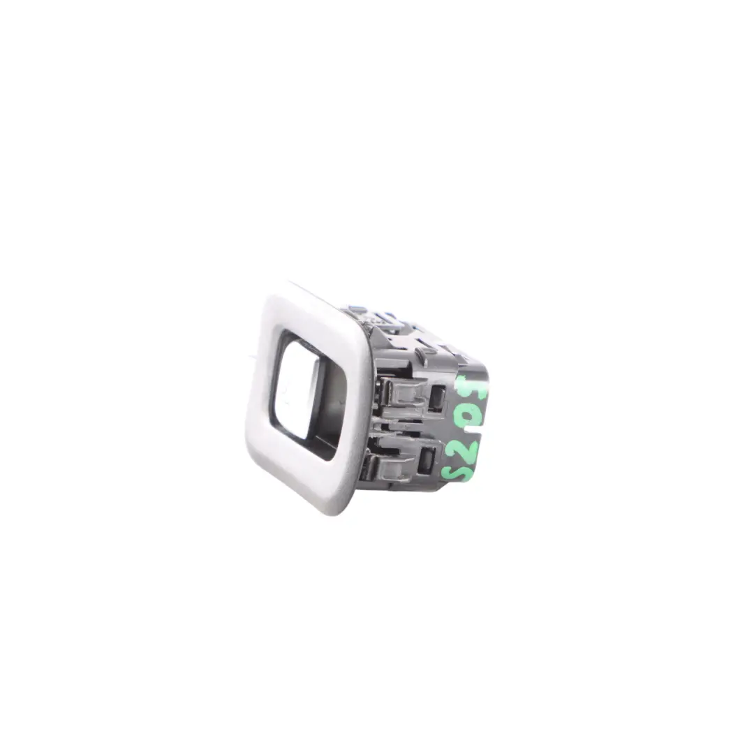 Mercedes W205 Couvercle de Coffre Hayon Panneau Bouton de Commande - SKU A2059051713 - Numéro de pièce A2059051713