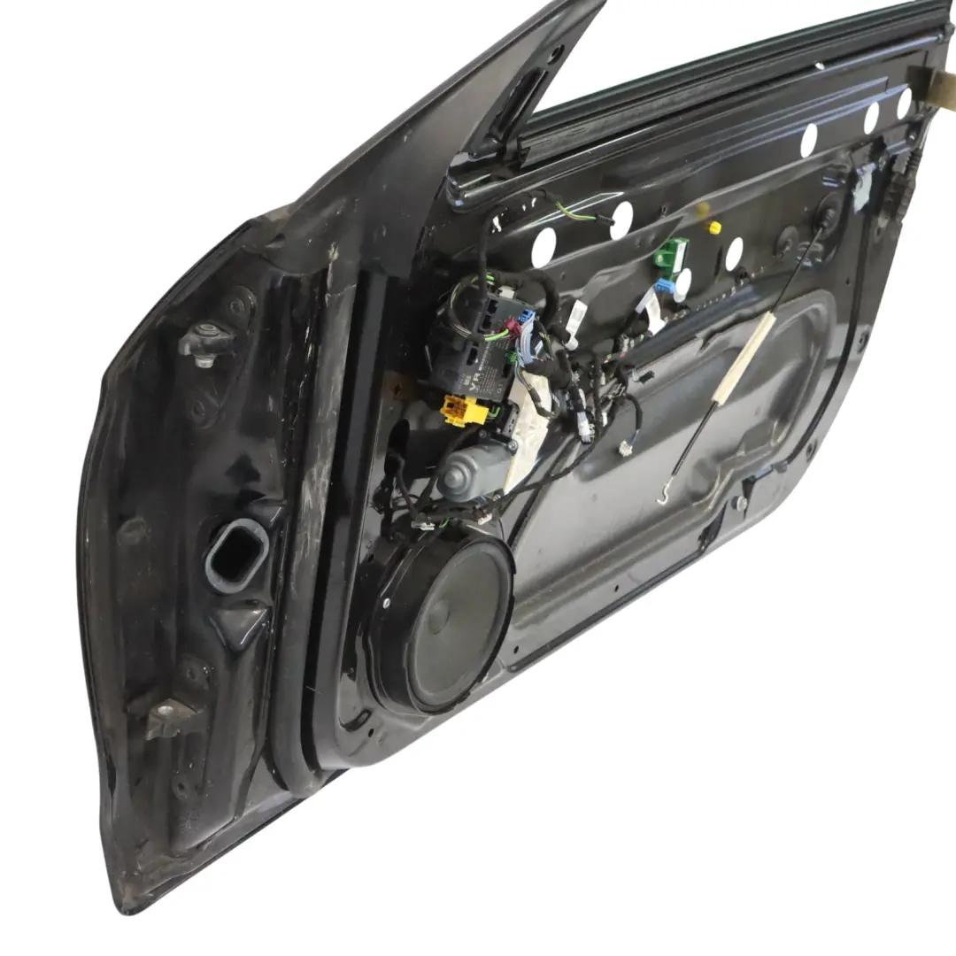 Porta anteriore destra Obsidian Black Metallic - 197 per Mercedes A207 Cabrio con numero di parte A2077200405 Mercedes A207 Cabrio Porta anteriore destra Obsidian Black Metallic - 197 - SKU A2077200405-OB - Numero di parte A2077200405