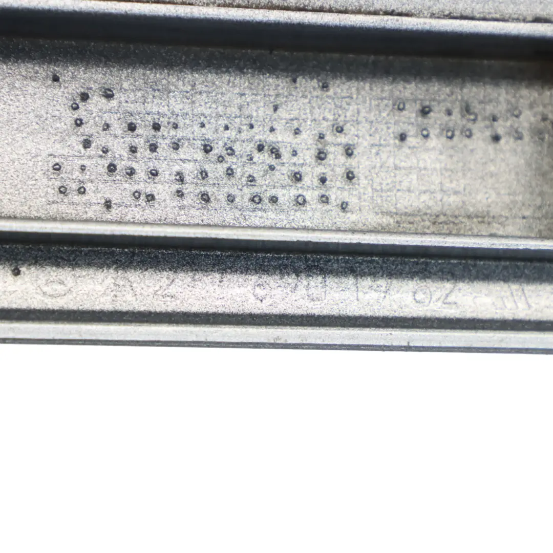 Türverkleidung Vorne Links Zierleiste Abdeckung Silber - 775 für Mercedes W211 mit Teilenummer A2116901962 Mercedes W211 Türverkleidung Vorne Links Zierleiste Abdeckung Silber - 775 - SKU A2116901962-IRS - Teilenummer A2116901962