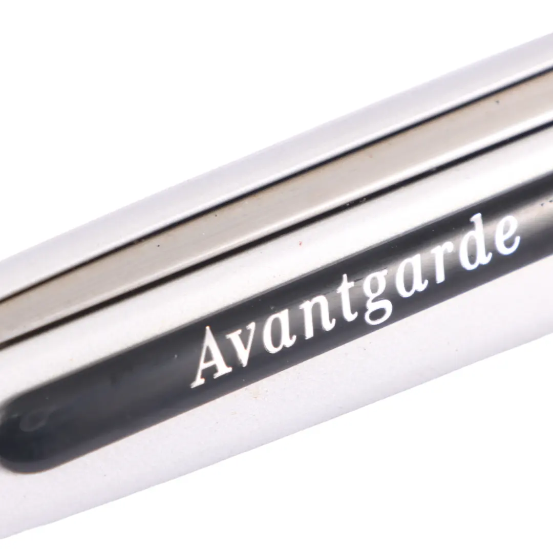 Modanatura alare Striscia anteriore sinistra Iridium Silver - 775 per Mercedes W211 con numero di parte A2116902762 Mercedes W211 Modanatura alare Striscia anteriore sinistra Iridium Silver - 775 - SKU A2116902762-IRS - Numero di parte A2116902762