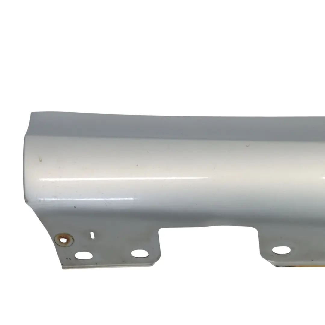 Faldón lateral Cubre umbral de puerta derecho Iridium Silver - 775 para Mercedes W211 con número de pieza A2116980454 Mercedes W211 Faldón lateral Cubre umbral de puerta derecho Iridium Silver - 775 - SKU A2116980454-IRS - Número de pieza A2116980454