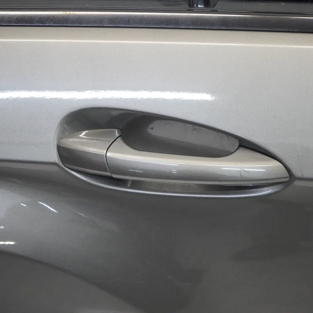 Puerta Trasera Derecha Indium Grey Metallic - 963 para Mercedes W212 Berlina con número de pieza A2127303405 Mercedes W212 Berlina Puerta Trasera Derecha Indium Grey Metallic - 963 - SKU A2127303405-ING - Número de pieza A2127303405