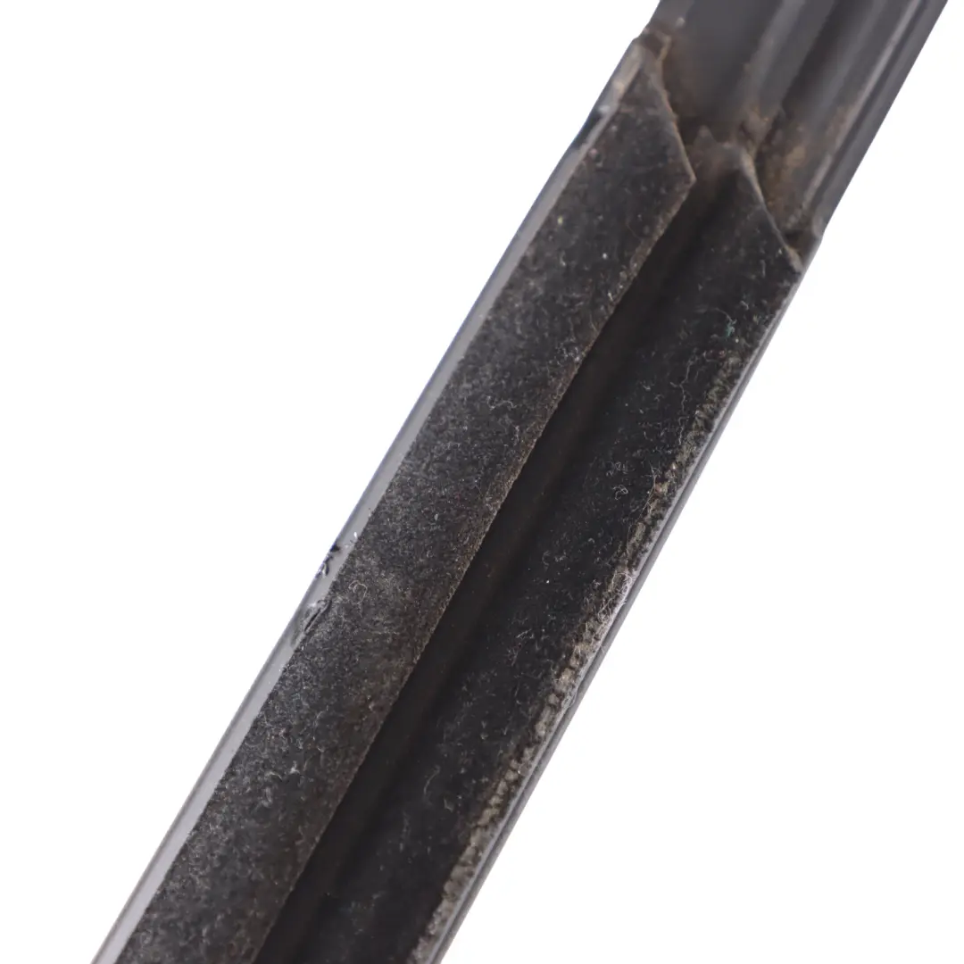 Mercedes X218 Joint d'étanchéité vitre extérieure porte avant droite - SKU A2187200424 - Numéro de pièce A2187200424