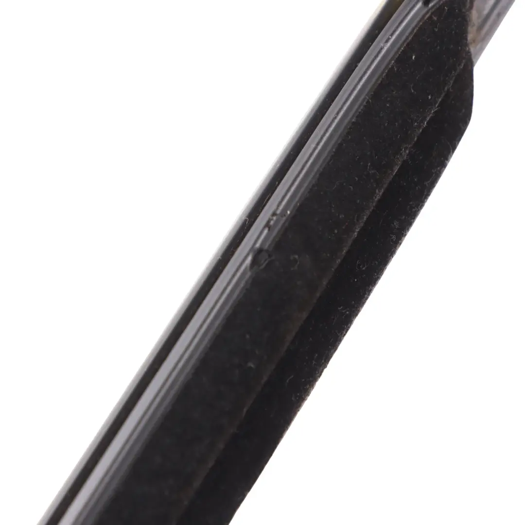 Joint d'étanchéité vitre extérieure porte avant droite pour Mercedes X218 à propos du numéro de pièce A2187200424 Mercedes X218 Joint d'étanchéité vitre extérieure porte avant droite - SKU A2187200424 - Numéro de pièce A2187200424