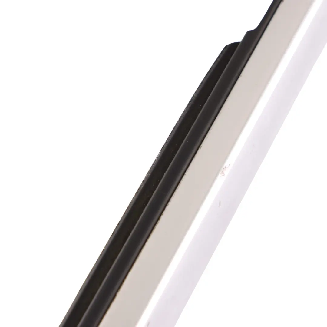 Joint d'étanchéité vitre extérieure porte avant droite pour Mercedes X218 à propos du numéro de pièce A2187200424 Mercedes X218 Joint d'étanchéité vitre extérieure porte avant droite - SKU A2187200424 - Numéro de pièce A2187200424