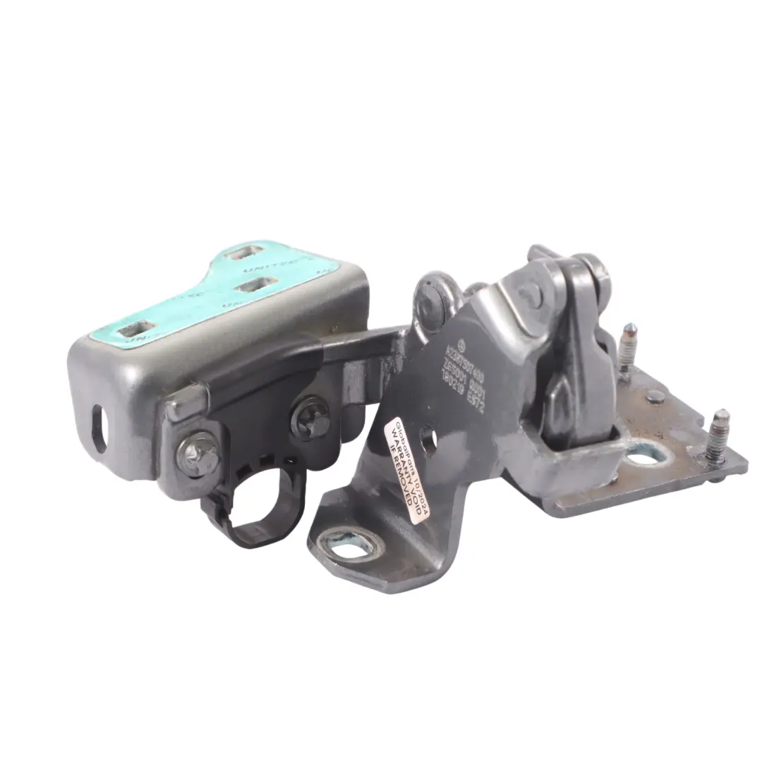 Cerniera portellone posteriore destro Grigio Selenite 992 per Mercedes A238 con numero di parte A2387507400 Mercedes A238 Cerniera portellone posteriore destro Grigio Selenite 992 - SKU A2387507400-SEL - Numero di parte A2387507400