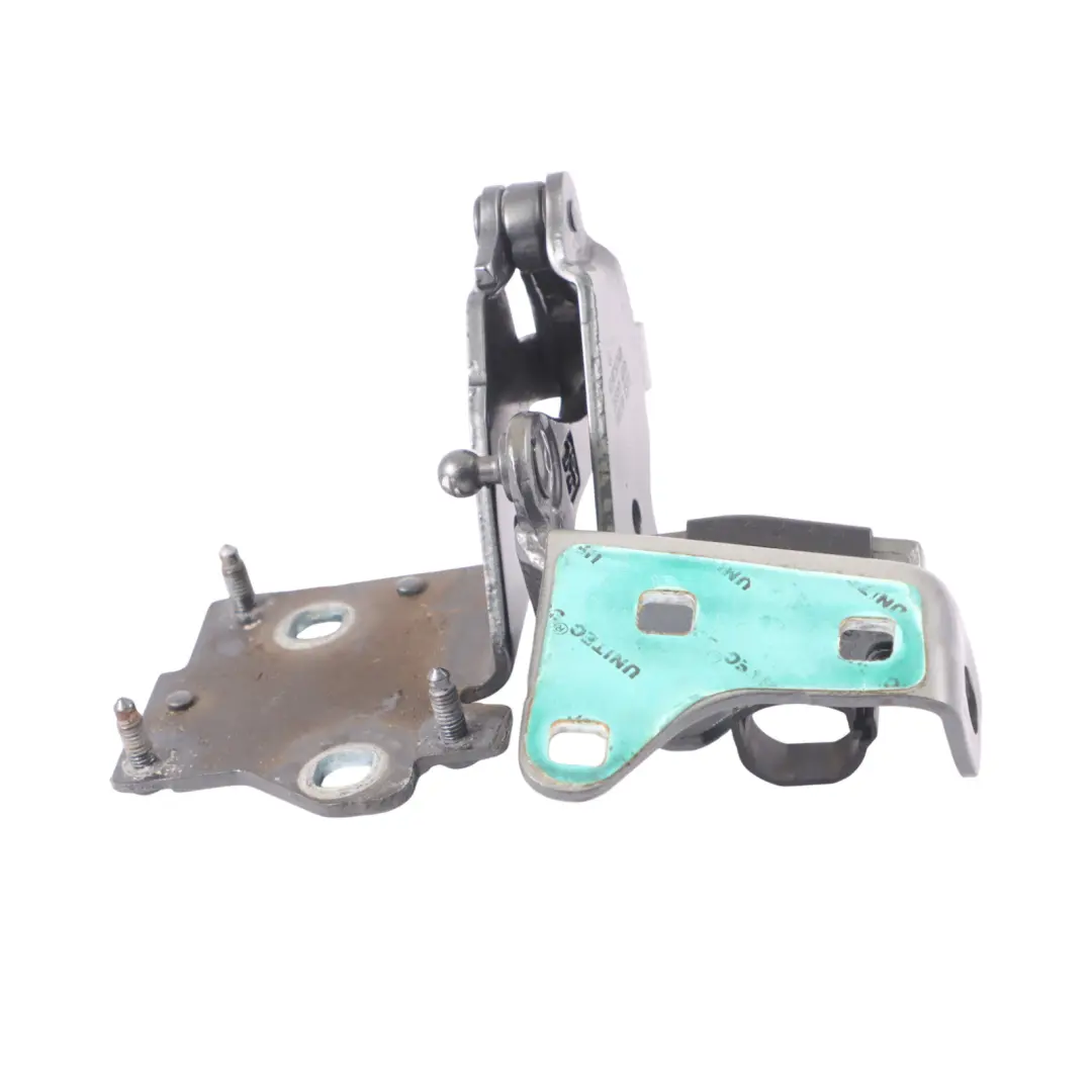 Heck Klappen Scharnier Rechts Selenitgrau 992 für Mercedes A238 mit Teilenummer A2387507400 Mercedes A238 Heck Klappen Scharnier Rechts Selenitgrau 992 - SKU A2387507400-SEL - Teilenummer A2387507400