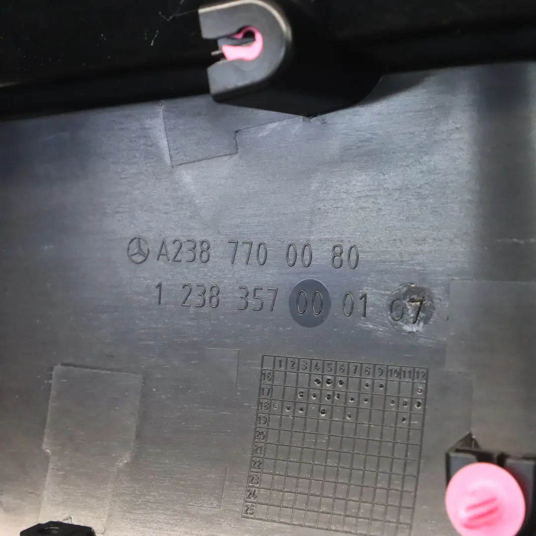Tetto pieghevole Coprire la guida di prua per Mercedes A238 Cabrio con numero di parte A2387700080 Mercedes A238 Cabrio Tetto pieghevole Coprire la guida di prua - SKU A2387700080 - Numero di parte A2387700080