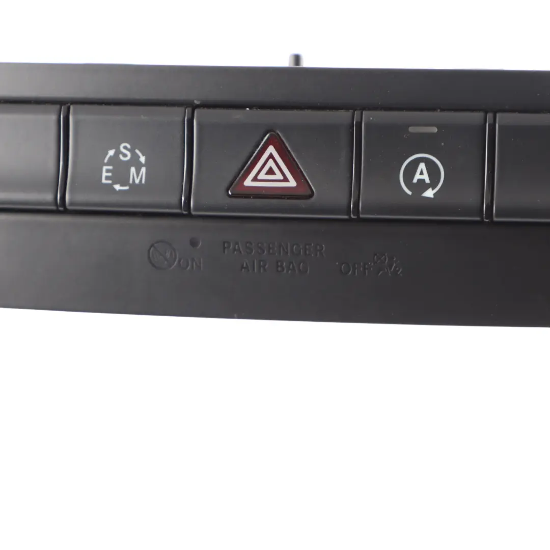 Pannello Interruttori Console Centrale per Mercedes CLA C117 W176 W246 con numero di parte A2469053002 Mercedes CLA C117 W176 W246 Pannello Interruttori Console Centrale - SKU A2469053002 - Numero di parte A2469053002