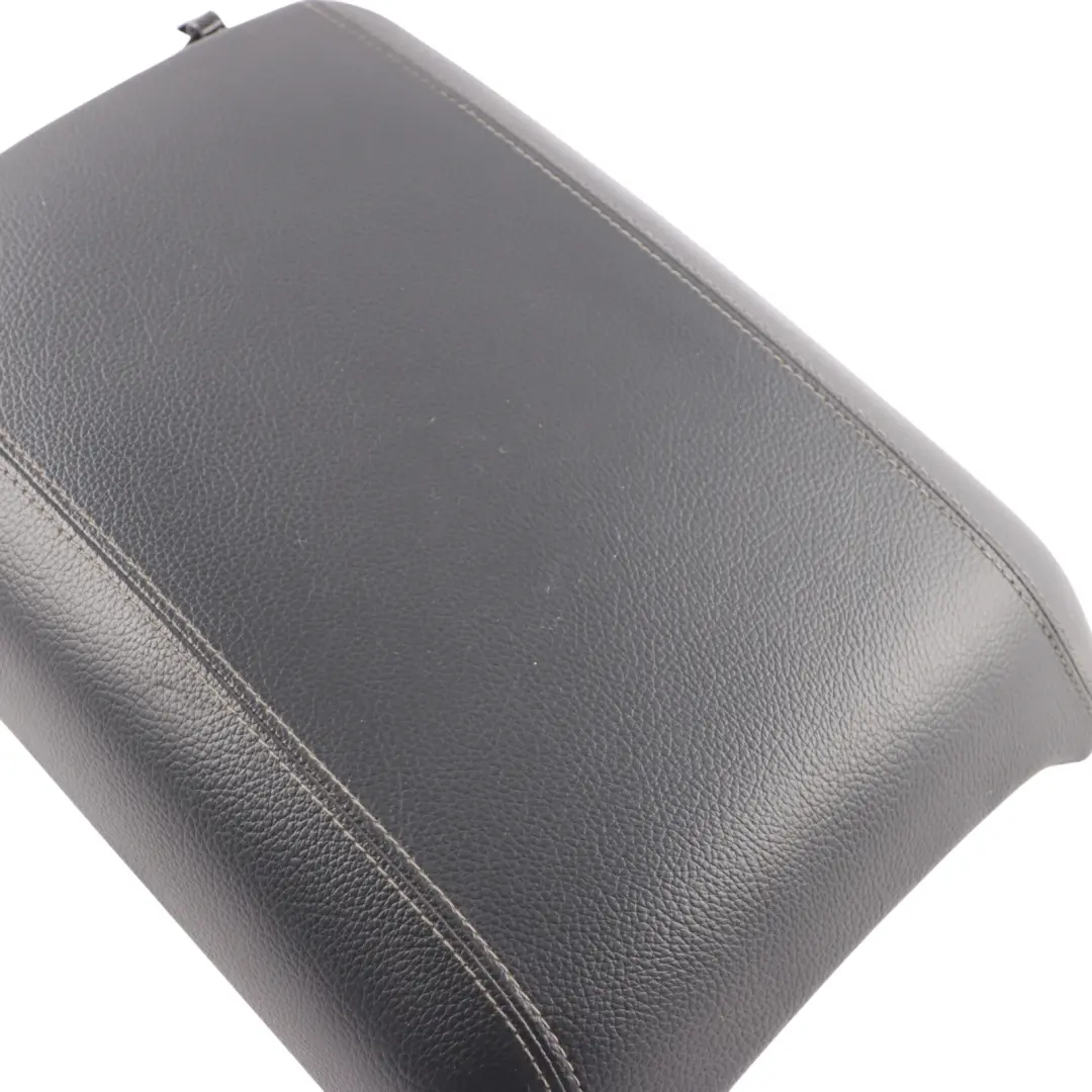 Tapa Reposabrazos Consola Central Cuero Negro para Mercedes V251 con número de pieza A2516801739 Mercedes V251 Tapa Reposabrazos Consola Central Cuero Negro - SKU A2516801739 - Número de pieza A2516801739