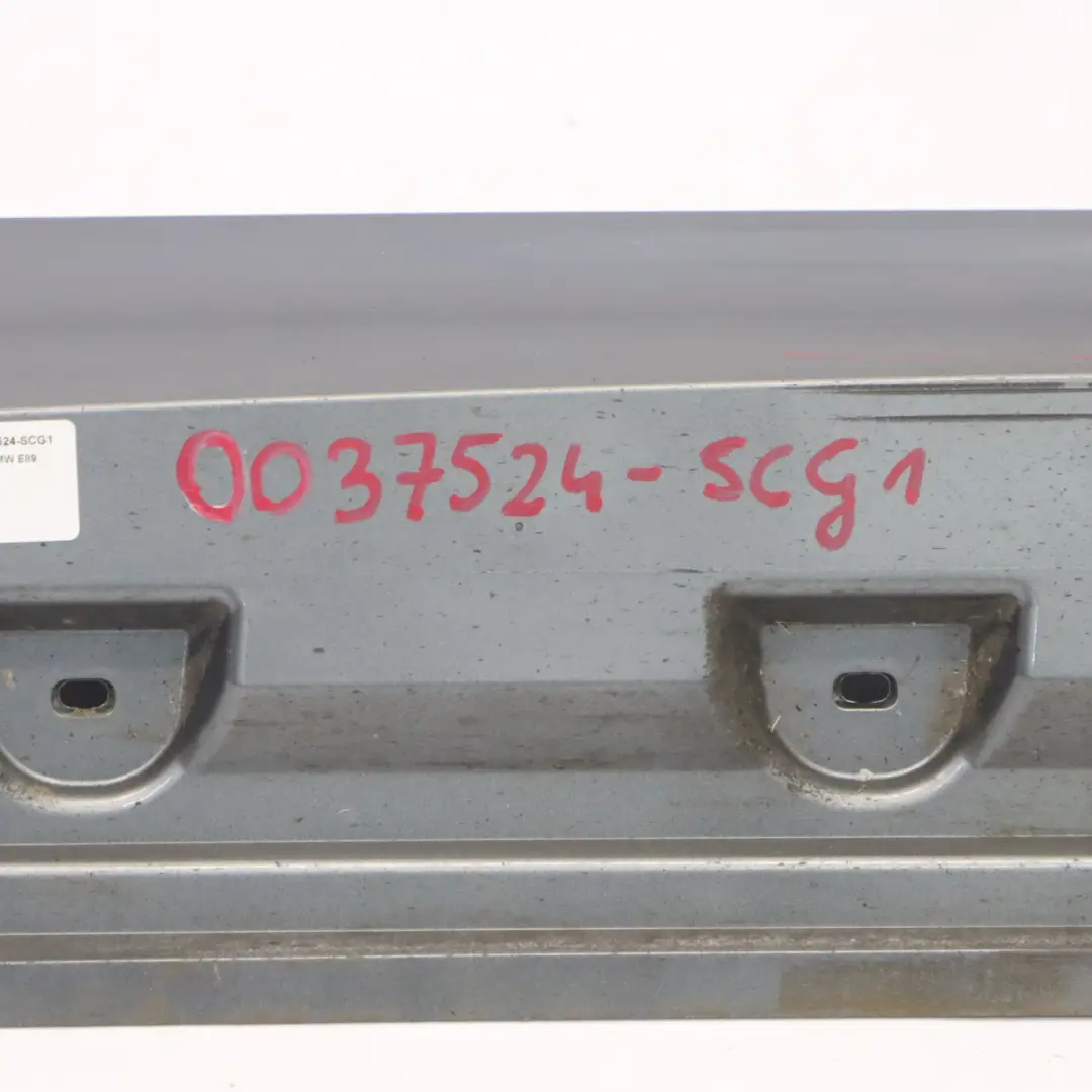 Gonna laterale anteriore destra Striscia soglia Spacegrau - A52 per BMW Z4 E89 con numero di parte 0037524 BMW Z4 E89 Gonna laterale anteriore destra Striscia soglia Spacegrau - A52 - SKU 0037524-SCG1 - Numero di parte 0037524