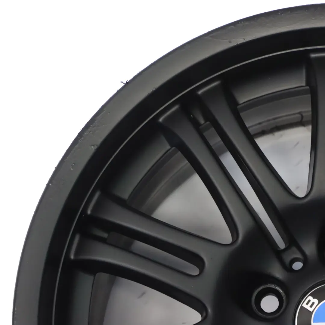 Cerchio lega posteriore nero 18" 9J ET:26 M Doppie razze 67 per BMW E46 M3 con numero di parte 2229960 BMW E46 M3 Cerchio lega posteriore nero 18" 9J ET:26 M Doppie razze 67 - SKU 2229960-3 - Numero di parte 2229960