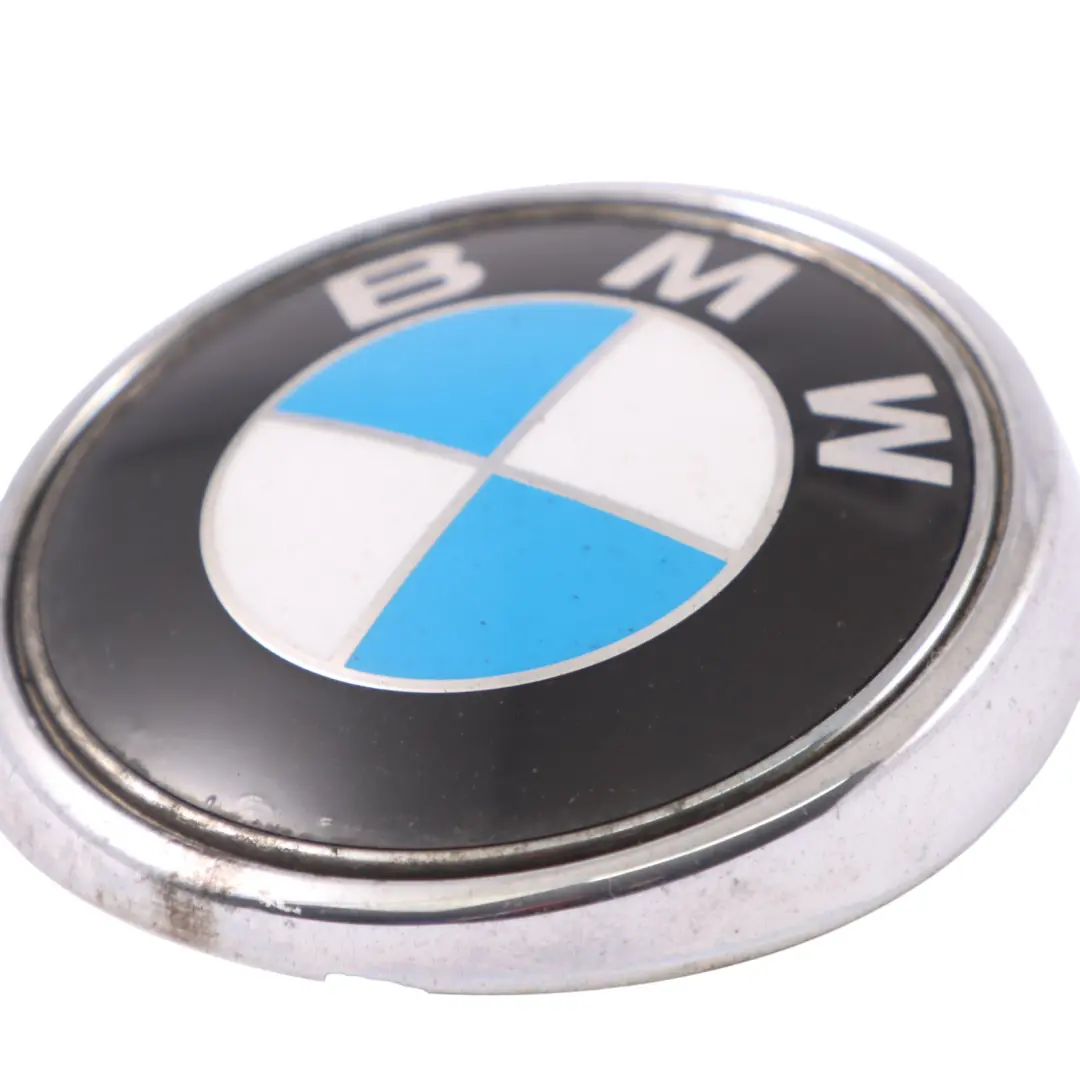 BMW X3 E83 Hayon Coffre Embleme Logo Arriere - SKU 3401005-1 - Numéro de pièce 3401005