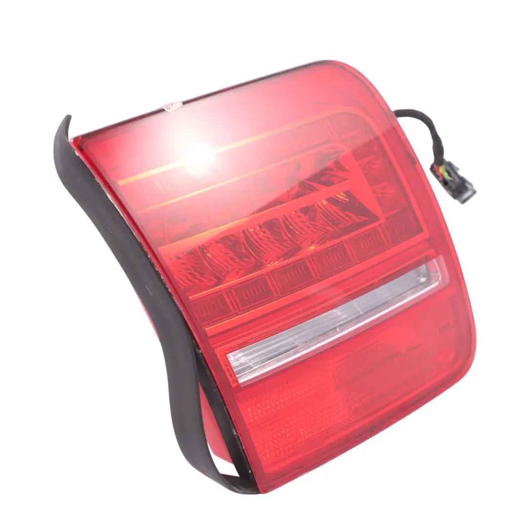 Lampa Tylna Lewa Klapy Bagażnika do Audi S8 A8 D3 4E o numerze 4E0945093H Audi S8 A8 D3 4E Lampa Tylna Lewa Klapy Bagażnika - SKU 4E0945093H - Numer Części 4E0945093H