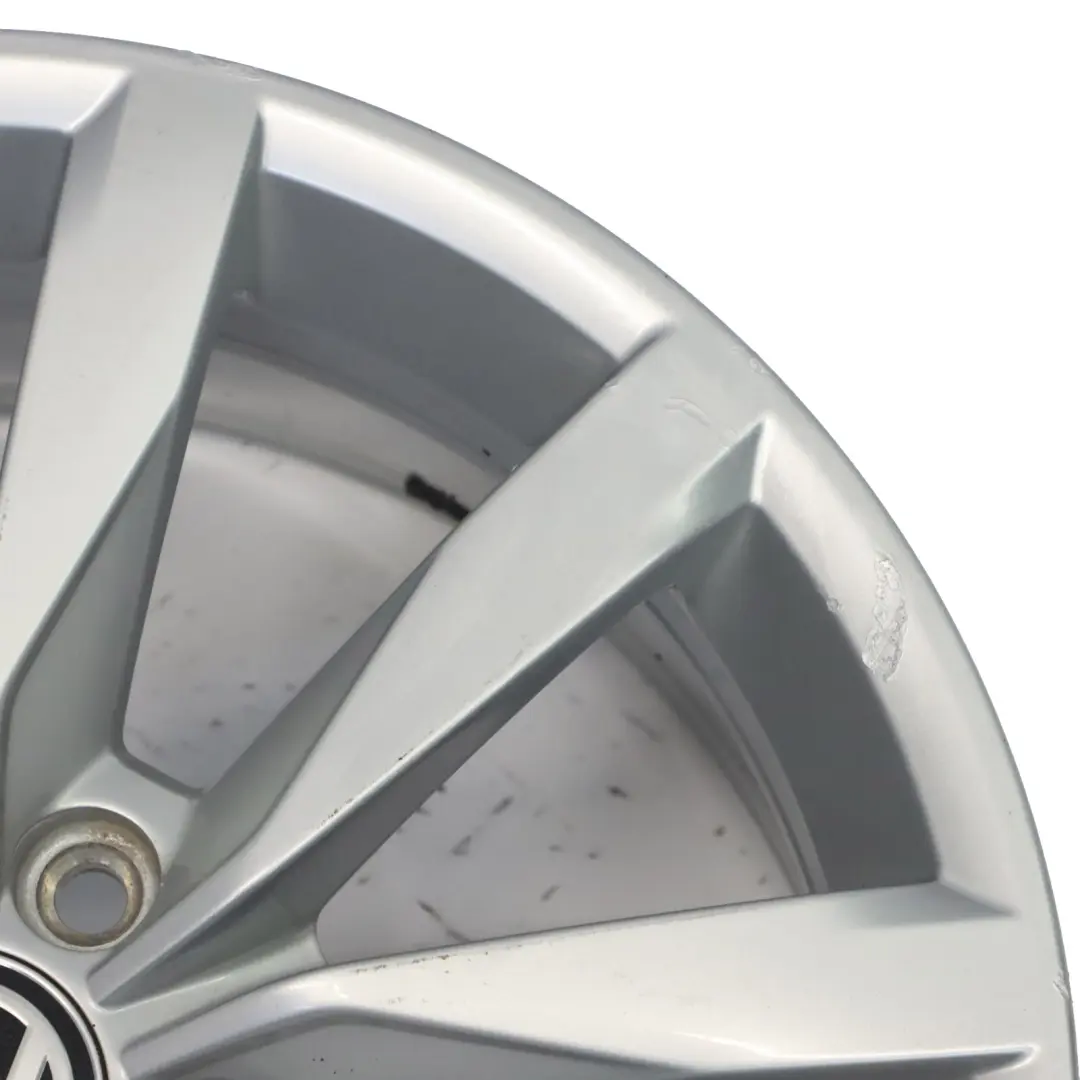 Argento Cerchio in lega 17" 7J ET49 per Volkswagen Golf Mk7 con numero di parte 5G0601025CH Volkswagen Golf Mk7 Argento Cerchio in lega 17" 7J ET49 - SKU 5G0601025CH-2 - Numero di parte 5G0601025CH