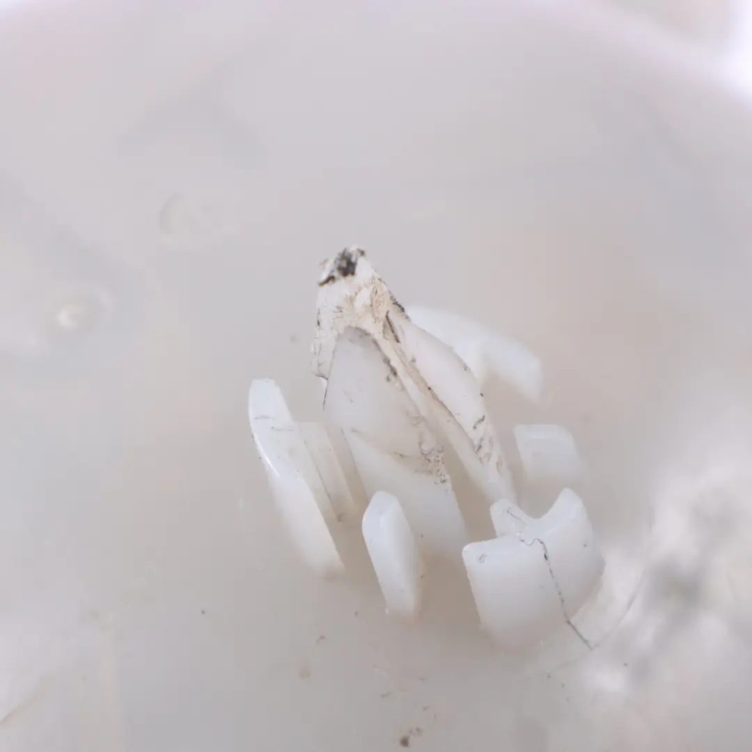 Erweiterung Kopfzeile Überlauf Kühlmittelflasche Tank für Audi A3 8V mit Teilenummer 5Q0121407M Audi A3 8V Erweiterung Kopfzeile Überlauf Kühlmittelflasche Tank - SKU 5Q0121407M - Teilenummer 5Q0121407M