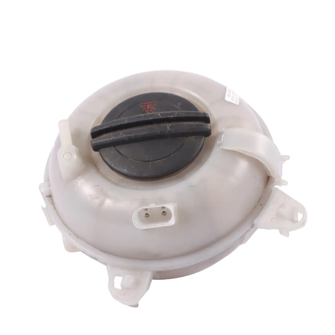 Zbiornik Wyrównawczy Płynu Chłodzącego do Audi A3 8V o numerze 5Q0121407M Audi A3 8V Zbiornik Wyrównawczy Płynu Chłodzącego - SKU 5Q0121407M - Numer Części 5Q0121407M