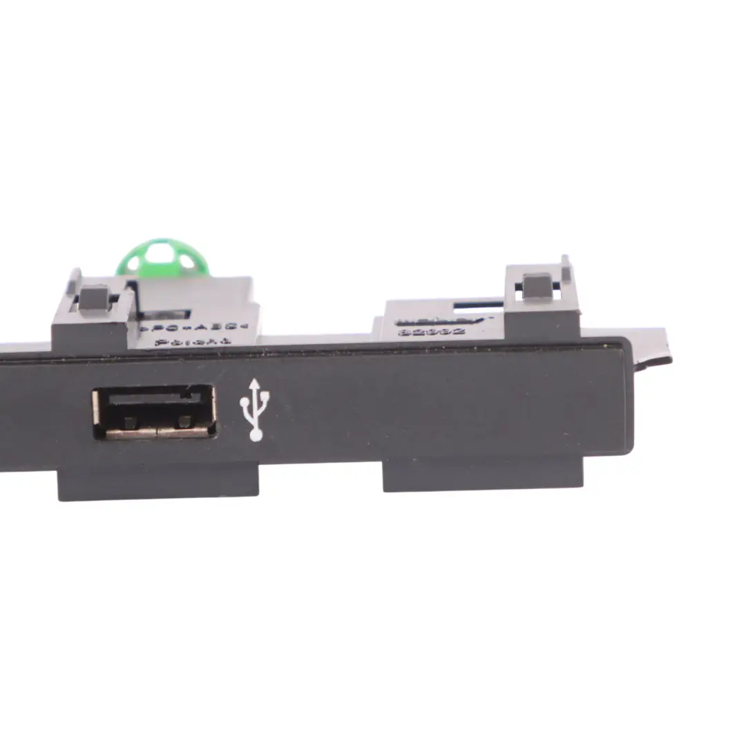 USB Enchufe Conector Puerto multimedia 81A035736 para Volkswagen Golf Sportsvan con número de pieza 5TA883324B Volkswagen Golf Sportsvan USB Enchufe Conector Puerto multimedia 81A035736 - SKU 5TA883324B - Número de pieza 5TA883324B