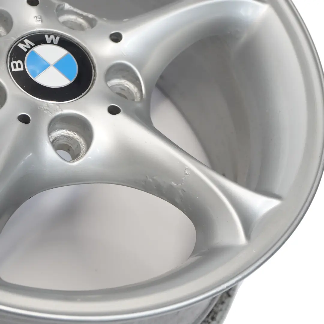 Jante argentée en alliage 16" 7J ET:47 La flèche l'étoile pour BMW Z4 E85 à propos du numéro de pièce 6758187 BMW Z4 E85 Jante argentée en alliage 16" 7J ET:47 La flèche l'étoile - SKU 6758187-2 - Numéro de pièce 6758187