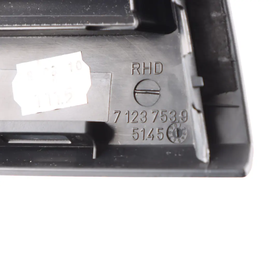 Osłona Głośnika Centralnego do BMW E90 E91 E92 o numerze 7123753 BMW E90 E91 E92 Osłona Głośnika Centralnego - SKU 7123753 - Numer Części 7123753
