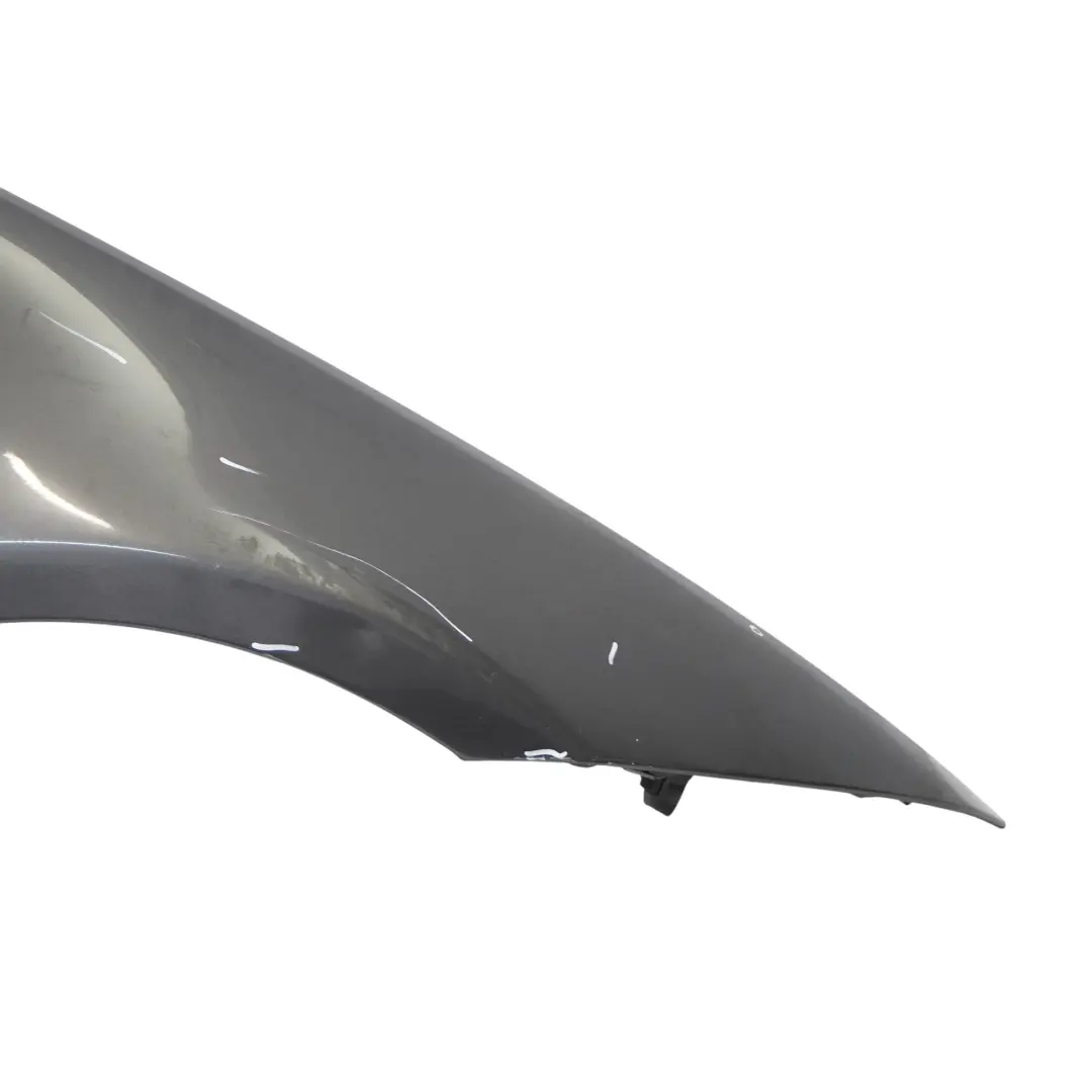 Pannello laterale parafango anteriore destro Sparkling Graphite A22 per BMW E90 E91 con numero di parte 7135680 BMW E90 E91 Pannello laterale parafango anteriore destro Sparkling Graphite A22 - SKU 7135680-SG1 - Numero di parte 7135680