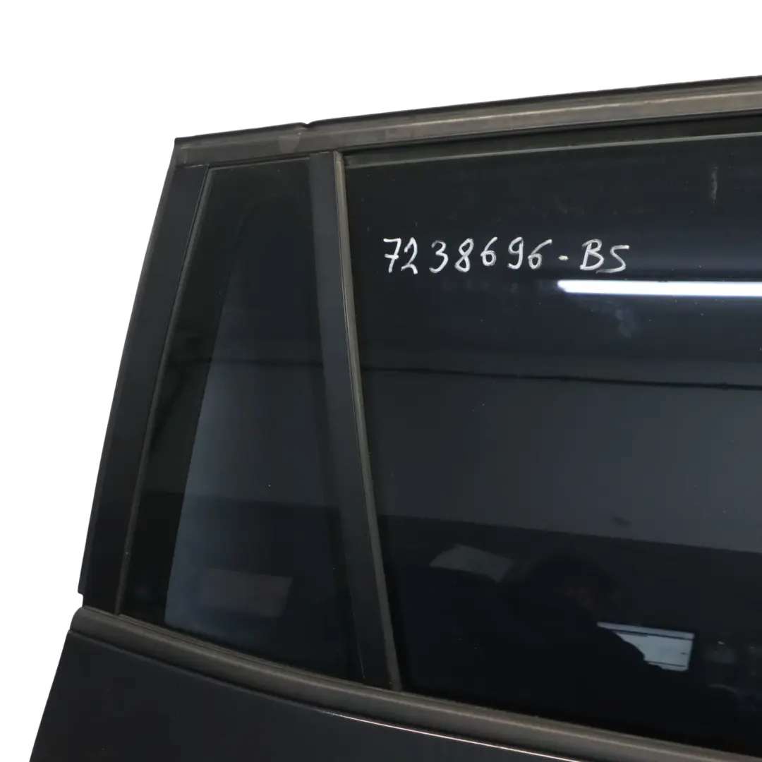 Porta posteriore destra Black Sapphire Metallic - 475 per BMW X3 F25 con numero di parte 7238696 BMW X3 F25 Porta posteriore destra Black Sapphire Metallic - 475 - SKU 7238696-BS - Numero di parte 7238696