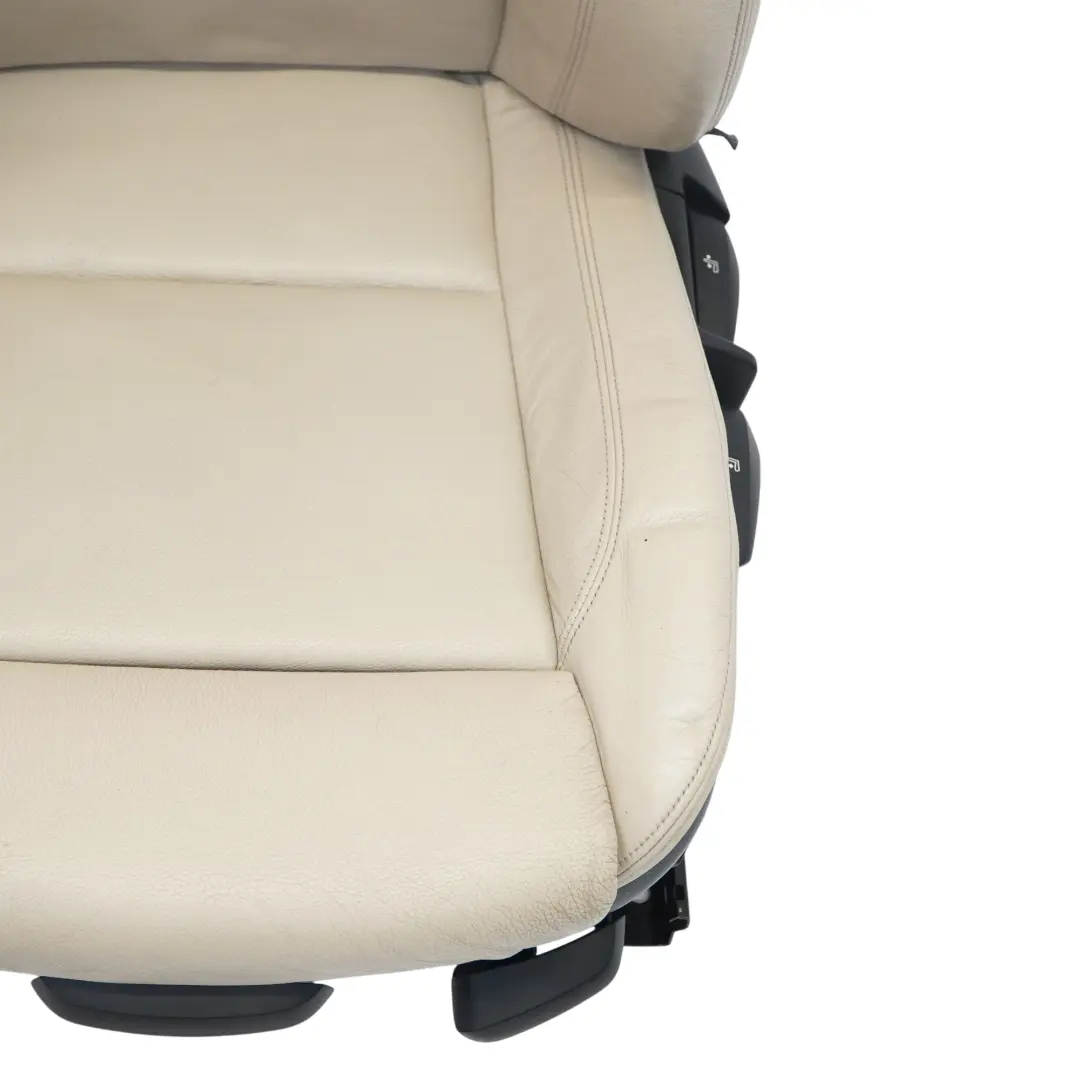 Fotel Sport Przedni Lewy Przód Grzany Skóra Boston Oyster do BMW E88 Cabrio o numerze 7295023 BMW E88 Cabrio Fotel Sport Przedni Lewy Przód Grzany Skóra Boston Oyster - SKU 7295023-1 - Numer Części 7295023