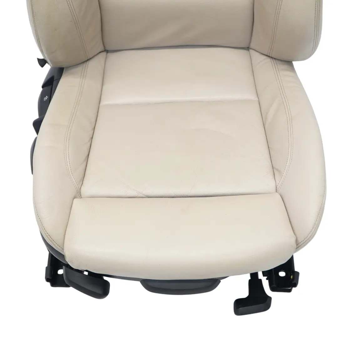 Sedile sportivo anteriore destro Interno pelle Boston Oyster per BMW E88 Cabrio con numero di parte 7295024 BMW E88 Cabrio Sedile sportivo anteriore destro Interno pelle Boston Oyster - SKU 7295024-1 - Numero di parte 7295024