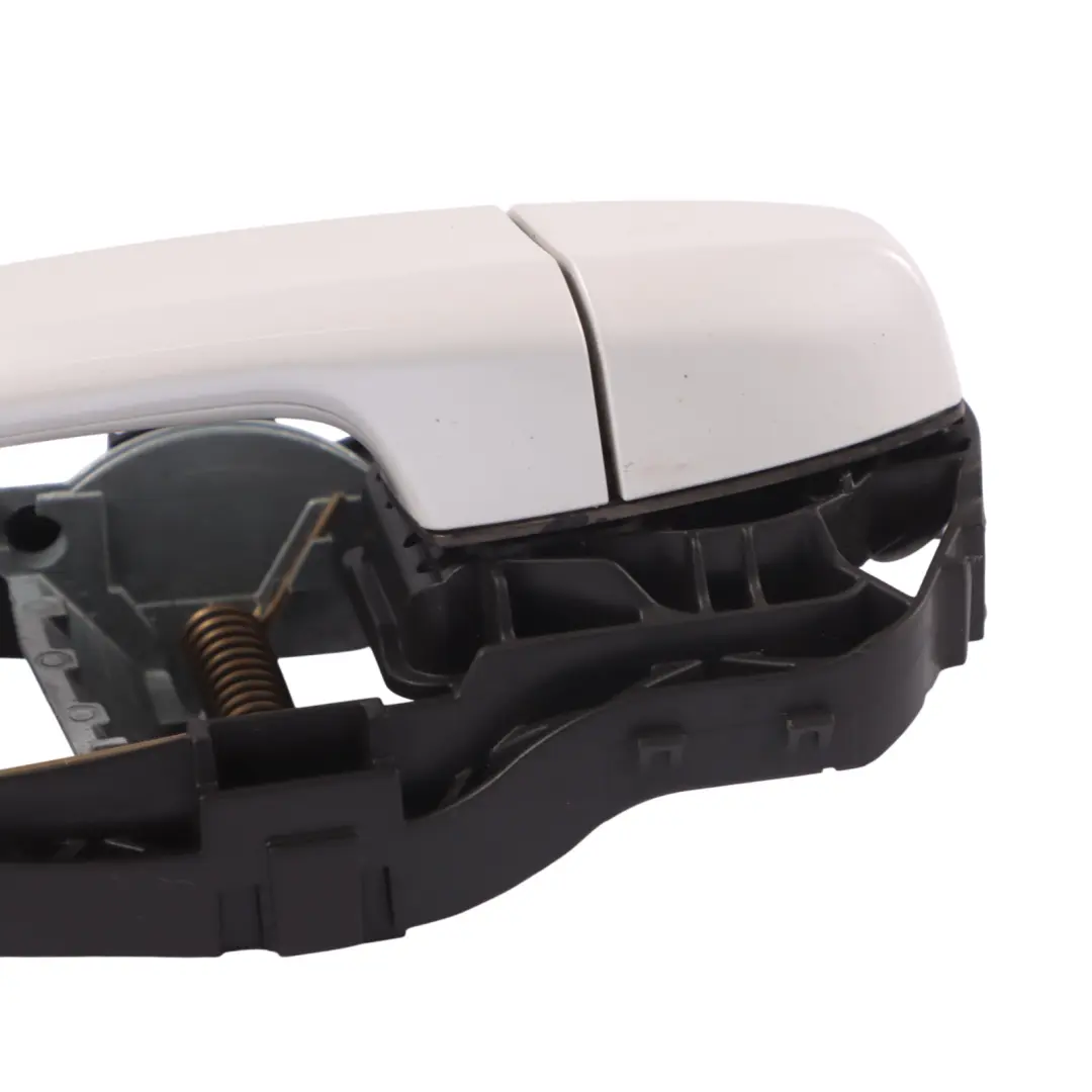 Tirador Puerta Delantero Trasero Derecho Mineralweiss - A96 para BMW F15 F45 F48 con número de pieza 7396306 BMW F15 F45 F48 Tirador Puerta Delantero Trasero Derecho Mineralweiss - A96 - SKU 7396306-MW - Número de pieza 7396306