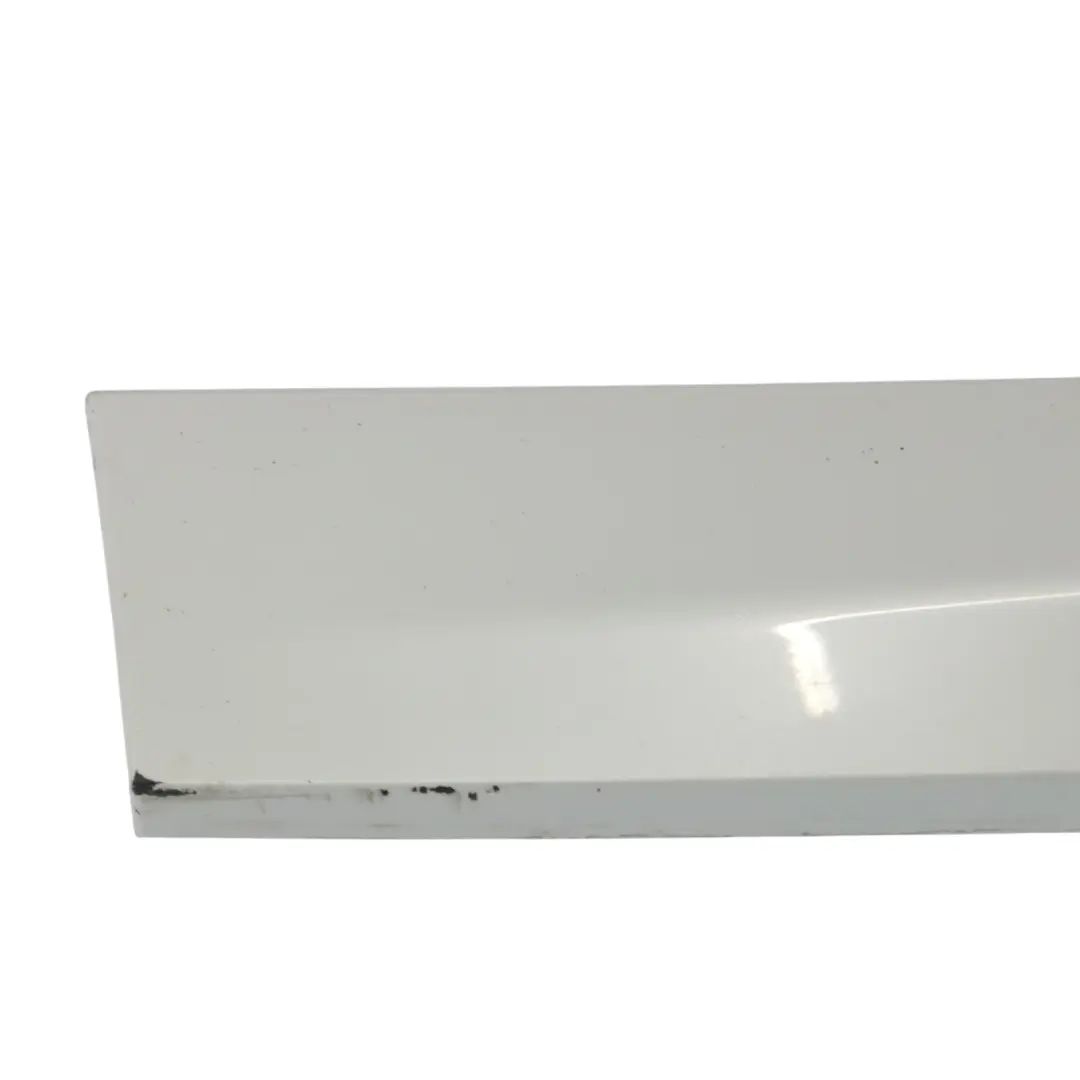 Moldura de Puerta Trasera Derecha Blanco Mineral - A96 para BMW X1 F48 M Sport con número de pieza 8067708 BMW X1 F48 M Sport Moldura de Puerta Trasera Derecha Blanco Mineral - A96 - SKU 8067708-MW - Número de pieza 8067708