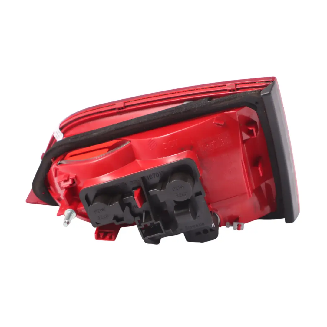 Audi A4 B8 Berline Feu arrière gauche du couvercle de coffre 8K5945093D - SKU 8K5945093D-1 - Numéro de pièce 8K5945093D-1