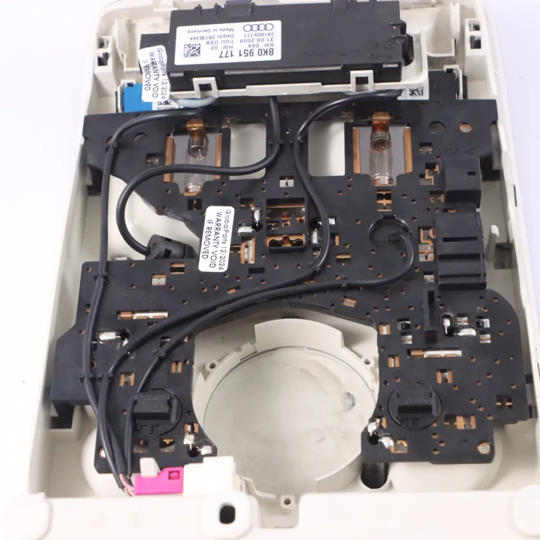 Audi A5 8T Lampka Oświetlenia Wnętrza Kabiny F - SKU 8T0947135B - Numer Części 8T0947135B