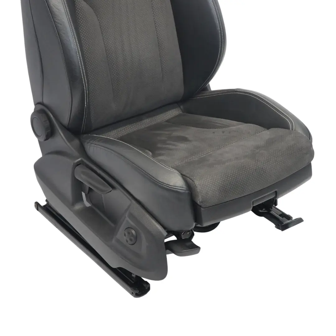 Fotel Sport Prawy Przód S-Line Grzany Półskóra Czarno Srebrny do Audi Q3 8U o numerze 8U0881806AL Audi Q3 8U Fotel Sport Prawy Przód S-Line Grzany Półskóra Czarno Srebrny - SKU 8U0881806AL-2 - Numer Części 8U0881806AL