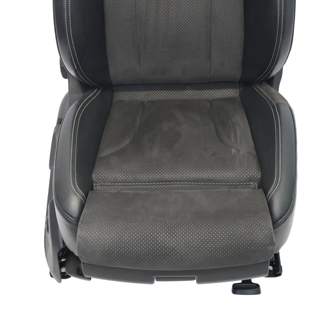 Fotel Sport Prawy Przód S-Line Grzany Półskóra Czarno Srebrny do Audi Q3 8U o numerze 8U0881806AL Audi Q3 8U Fotel Sport Prawy Przód S-Line Grzany Półskóra Czarno Srebrny - SKU 8U0881806AL-2 - Numer Części 8U0881806AL