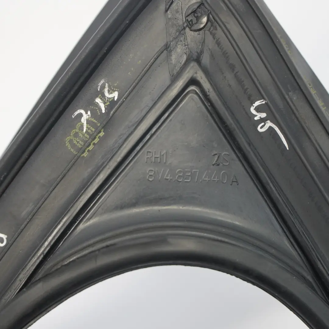 5dr Canale guida finestrino anteriore destro Guarnizione per Audi A3 8V con numero di parte 8V4837440A Audi A3 8V 5dr Canale guida finestrino anteriore destro Guarnizione - SKU 8V4837440A - Numero di parte 8V4837440A