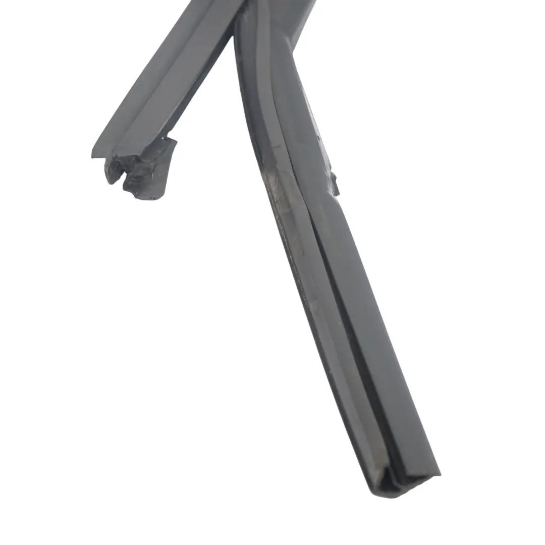 5dr Canale guida finestrino posteriore destro Guarnizione per Audi A3 8V con numero di parte 8V4839440A Audi A3 8V 5dr Canale guida finestrino posteriore destro Guarnizione - SKU 8V4839440A - Numero di parte 8V4839440A