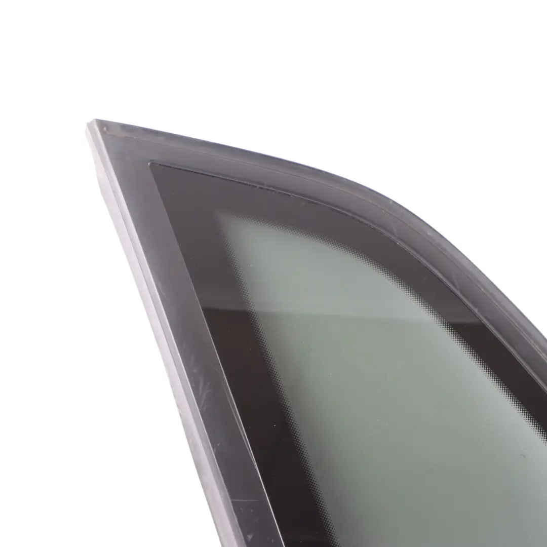 Tylna Szyba Boczna Stała Lewa Przyciemniana do Audi A3 RS3 8V o numerze 8V4845299C Audi A3 RS3 8V Tylna Szyba Boczna Stała Lewa Przyciemniana - SKU 8V4845299C - Numer Części 8V4845299C