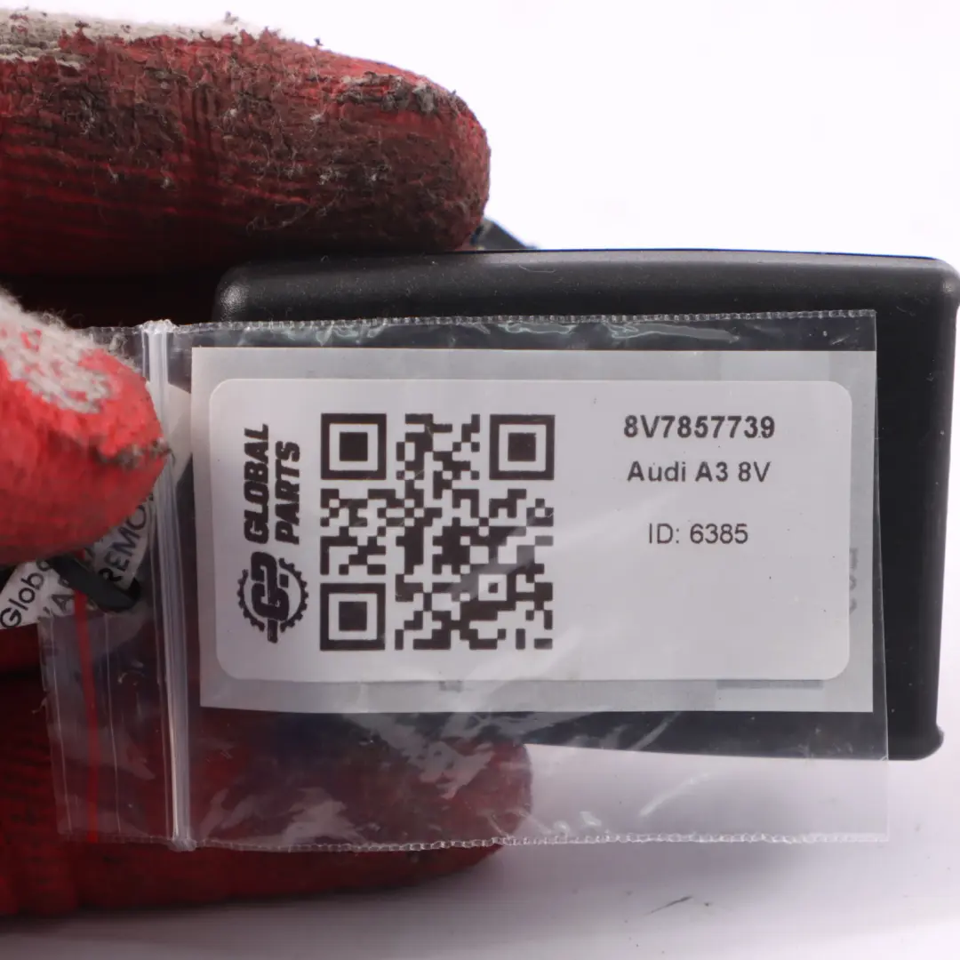 Fibbia bloccaggio della cintura sicurezza posteriore sinistra per Audi A3 8V Cabrio con numero di parte 8V7857739 Audi A3 8V Cabrio Fibbia bloccaggio della cintura sicurezza posteriore sinistra - SKU 8V7857739 - Numero di parte 8V7857739