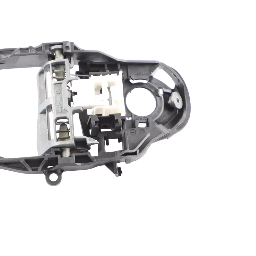 Puerta Manija Portador Derecha Lado Exterior Soporte para BMW F40 F44 G20 con número de pieza 9881778 BMW F40 F44 G20 Puerta Manija Portador Derecha Lado Exterior Soporte - SKU 9881778-1 - Número de pieza 9881778