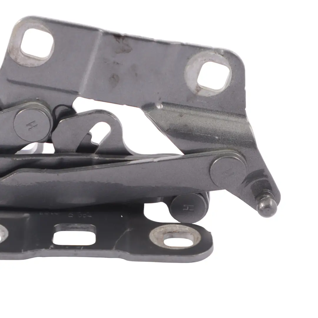 Cerniera cofano anteriore destra Grigio Selenite metallizzato 992 per Mercedes W166 con numero di parte A1668800128 Mercedes W166 Cerniera cofano anteriore destra Grigio Selenite metallizzato 992 - SKU A1668800128-SEL - Numero di parte A1668800128