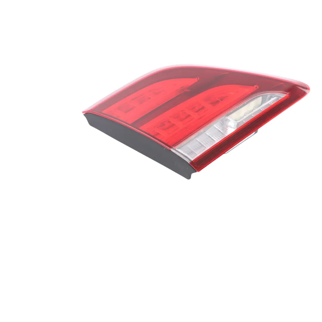 Feu arrière de hayon de coffre intérieur gauche pour Mercedes W166 à propos du numéro de pièce A1669066101 Mercedes W166 Feu arrière de hayon de coffre intérieur gauche - SKU A1669066101 - Numéro de pièce A1669066101