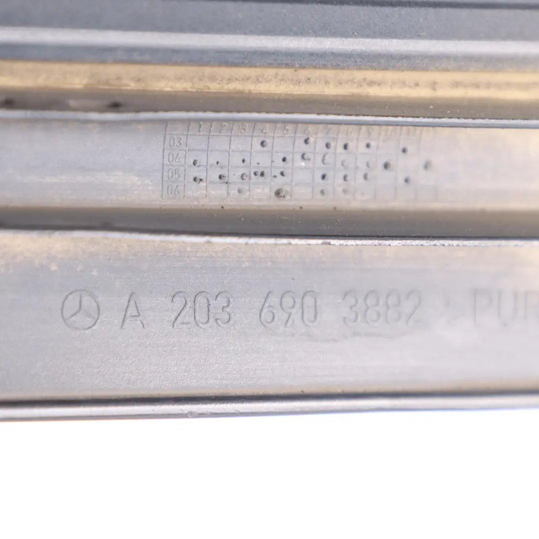 CLC-Klasse CL203 Hinten Rechts Zierleiste Verkleidung Obsidian Black für Mercedes mit Teilenummer A2036903882 Mercedes CLC-Klasse CL203 Hinten Rechts Zierleiste Verkleidung Obsidian Black - SKU A2036903882-OB - Teilenummer A2036903882