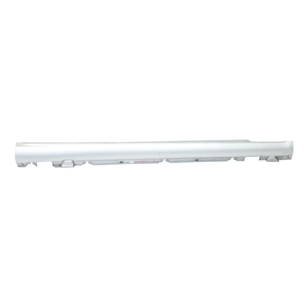 Minigonna laterale destra copri soglia Iridium Silver Metallic 775 per Mercedes W205 con numero di parte A2056980254 Mercedes W205 Minigonna laterale destra copri soglia Iridium Silver Metallic 775 - SKU A2056980254-IRS1 - Numero di parte A2056980254