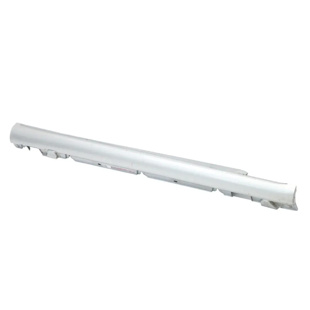Minigonna laterale destra copri soglia Iridium Silver Metallic 775 per Mercedes W205 con numero di parte A2056980254 Mercedes W205 Minigonna laterale destra copri soglia Iridium Silver Metallic 775 - SKU A2056980254-IRS1 - Numero di parte A2056980254