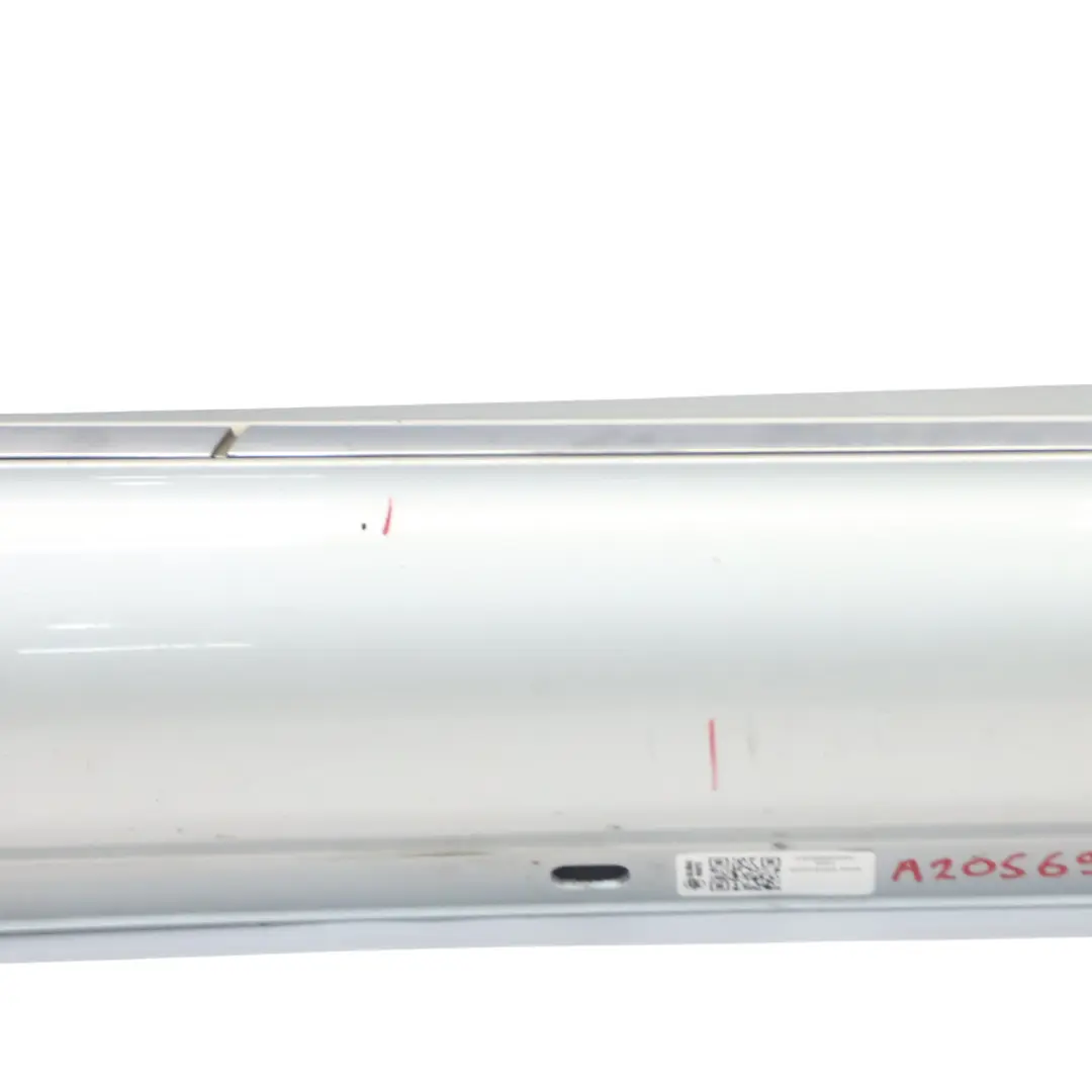 Minigonna laterale destra copri soglia Iridium Silver Metallic 775 per Mercedes W205 con numero di parte A2056980254 Mercedes W205 Minigonna laterale destra copri soglia Iridium Silver Metallic 775 - SKU A2056980254-IRS1 - Numero di parte A2056980254