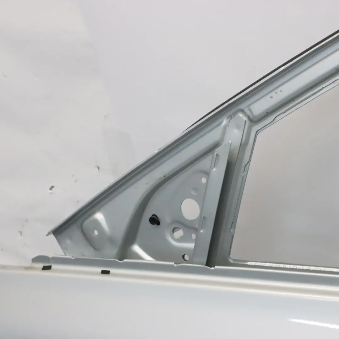 Puerta Delantera Izquierda Iridium Silver Metallic - 775 para Mercedes W205 con número de pieza A2057200105 Mercedes W205 Puerta Delantera Izquierda Iridium Silver Metallic - 775 - SKU A2057200105-IRS1 - Número de pieza A2057200105