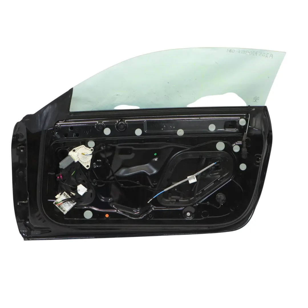 Porta anteriore destra Obsidian Black Metallic - 197 per Mercedes A205 C205 con numero di parte A2057209826 Mercedes A205 C205 Porta anteriore destra Obsidian Black Metallic - 197 - SKU A2057209826-OB1 - Numero di parte A2057209826