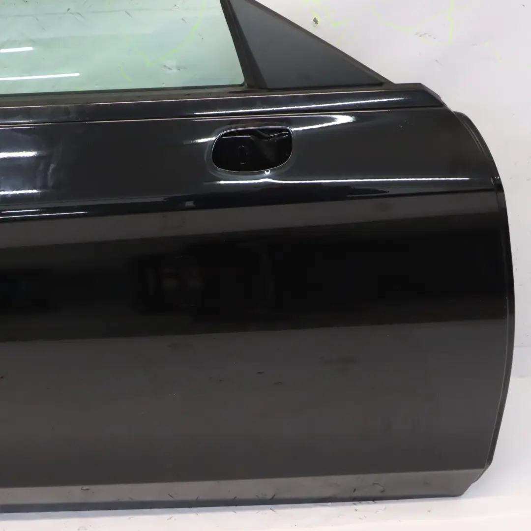 Tür vorne rechts Obsidianschwarz Metallic - 197 für Mercedes A205 C205 mit Teilenummer A2057209826 Mercedes A205 C205 Tür vorne rechts Obsidianschwarz Metallic - 197 - SKU A2057209826-OB1 - Teilenummer A2057209826