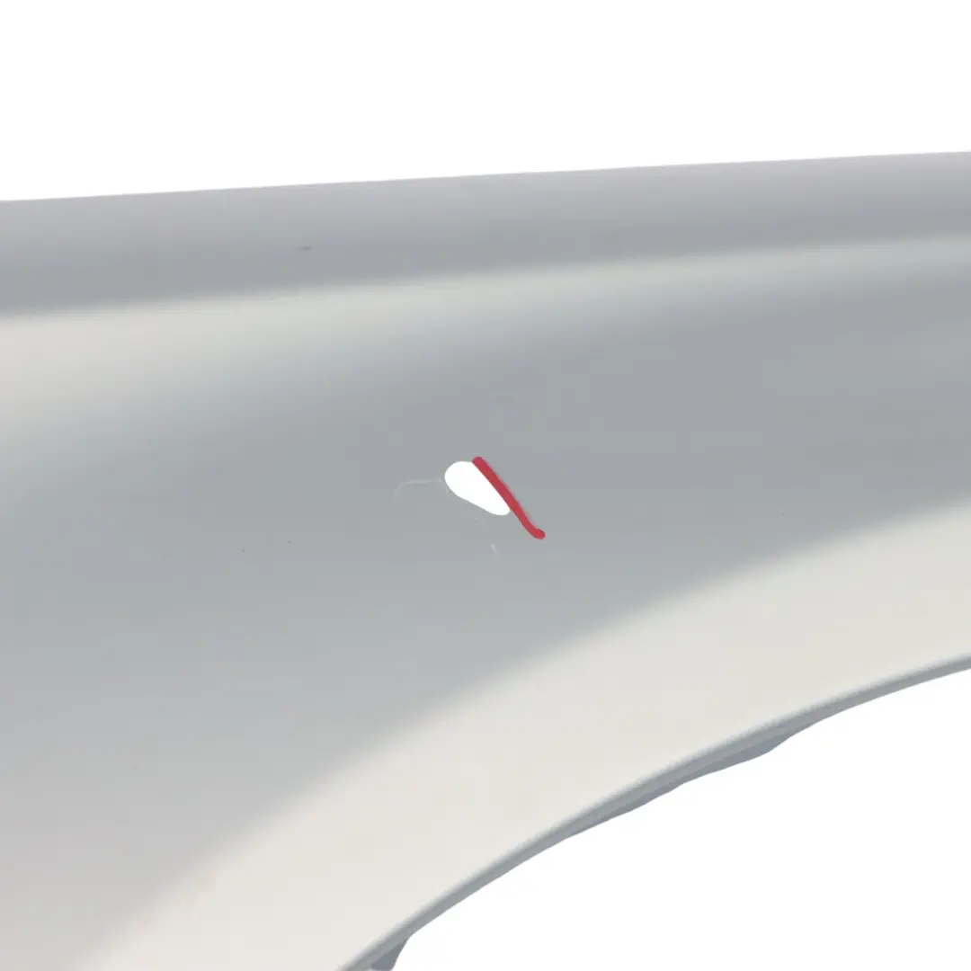 Wing Panel Parafango anteriore destro Iridium Silver Metallic 775 per Mercedes W205 con numero di parte A2058800218 Mercedes W205 Wing Panel Parafango anteriore destro Iridium Silver Metallic 775 - SKU A2058800218-IRS - Numero di parte A2058800218